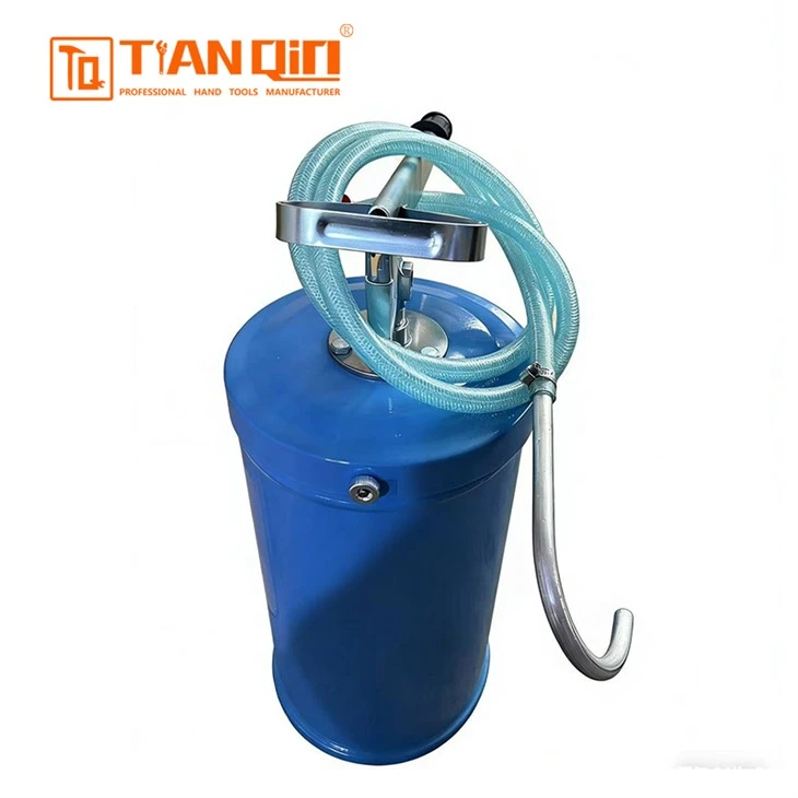 The 82708 16L Hand-Operated Oil Pump Injector